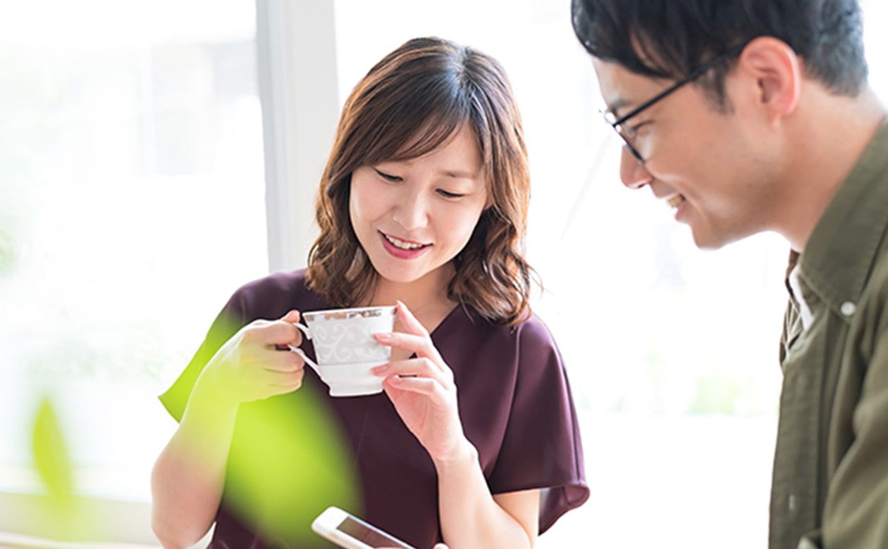 夫婦でリラックスしている