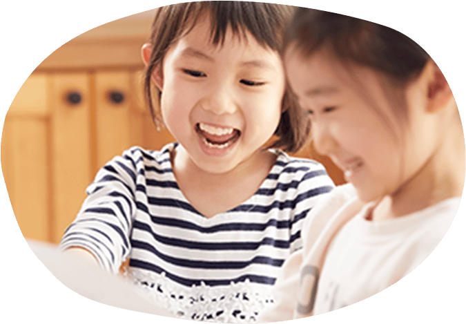 笑顔の2人の子供